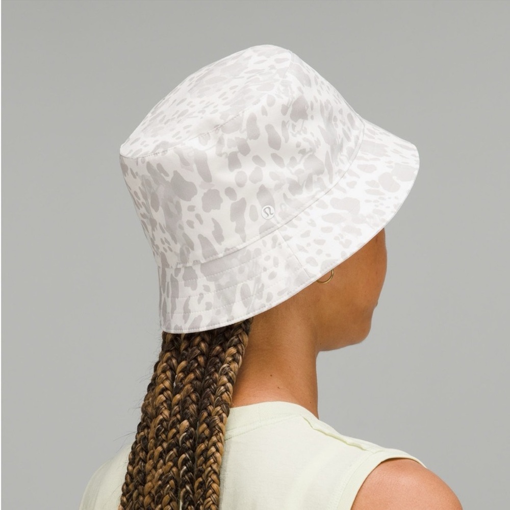 Lululemon Both Ways white & cheetah print reversible bucket hat